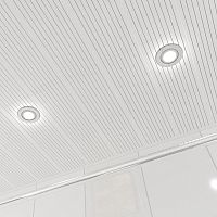 Потолок реечный Cesal B19 Жемчужно-белый с металлической полосой Standart 100х4000х0,55 мм